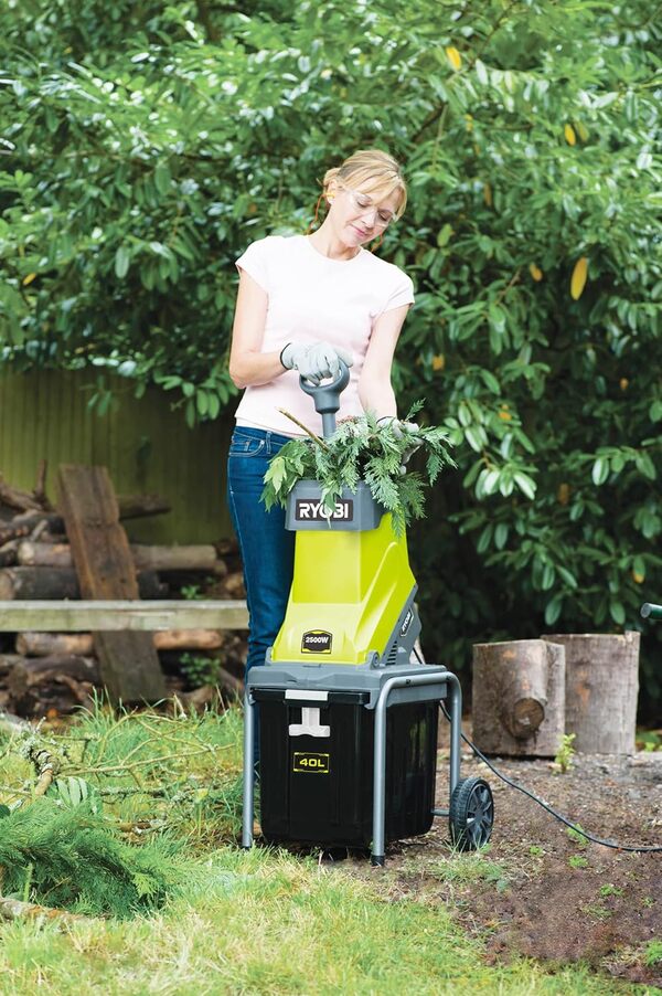 Ryobi - Broyeur de Végétaux à Fil 220V, 2500W à Roulettes - Ø Max de Branche 45mm - Couteaux Réversibles - Protection Surcharge - Débit 120kg/h - Bac Récupération 40L, Poussoir - RSH2545B