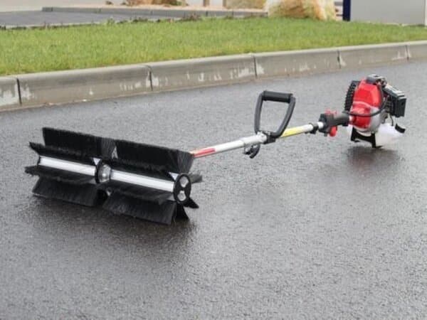 Découvrez notre test détaillé du Dealourus, l'outil de jardin 5 en 1 idéal pour tous vos travaux : débroussailleuse, tronçonneuse, taille-haie et plus encore pour un jardin parfaitement entretenu.
