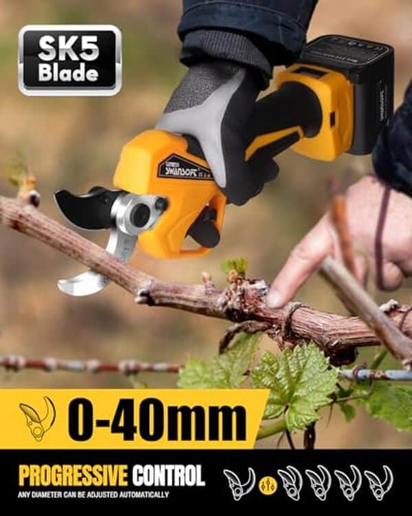 Découvrez la performance exceptionnelle et l'autonomie prolongée du sécateur électrique Swansoft PRU40 pour un entretien de jardin sans effort