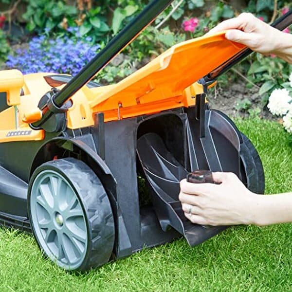 Découvrez notre test complet de la tondeuse sans fil LawnMaster CLMF2437G 24V max : une solution puissante et polyvalente pour un jardinage sans effort.